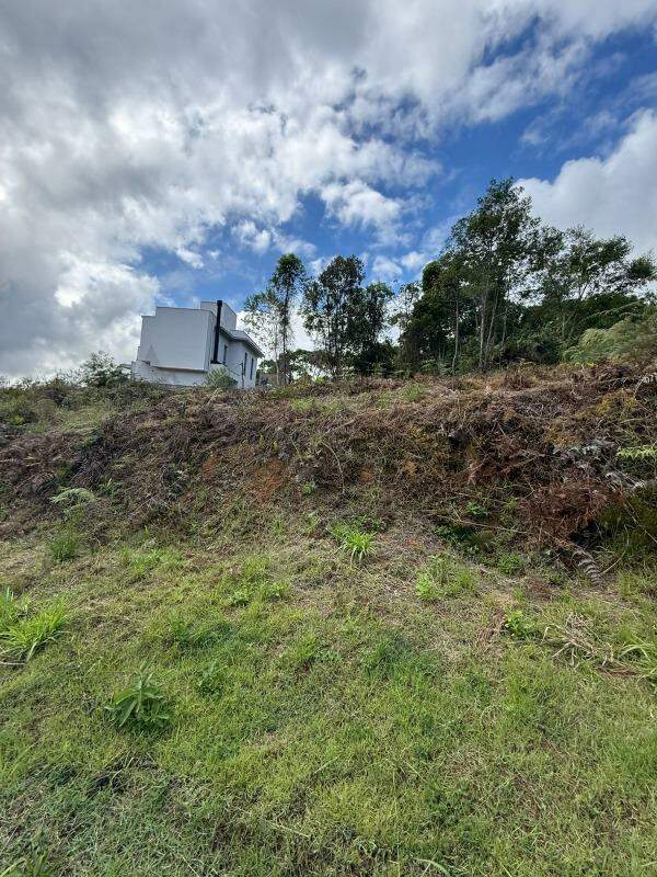 Lote à venda no Primeiro de Maio: 