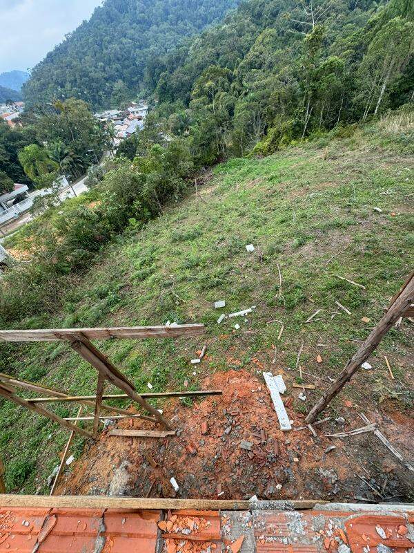 Casa à venda no São Pedro: Terreno de fundos 20 Metros