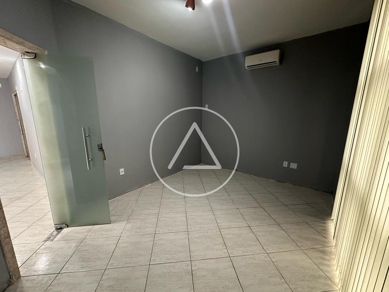 Casa comercial para aluguel no Centro: 