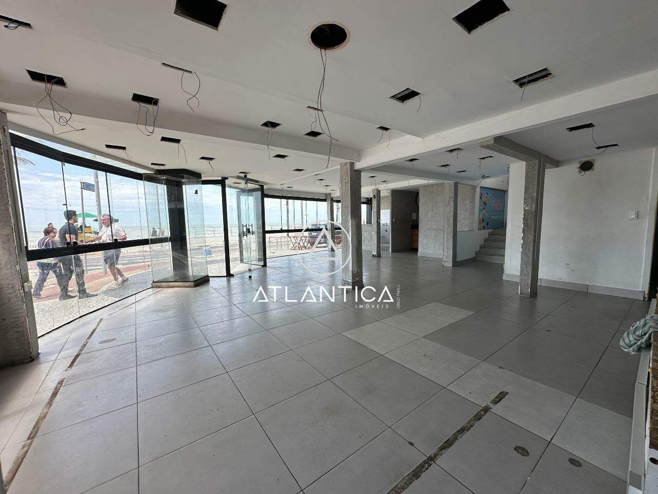 Loja para aluguel no Cavaleiros: 