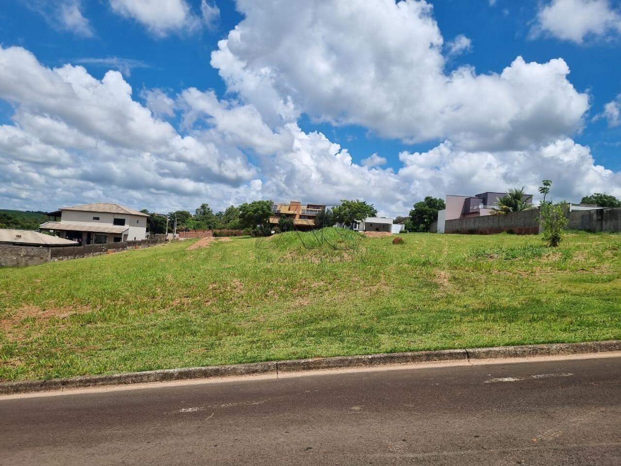 Terreno em Condomínio à venda no Recanto dos Universitários: 