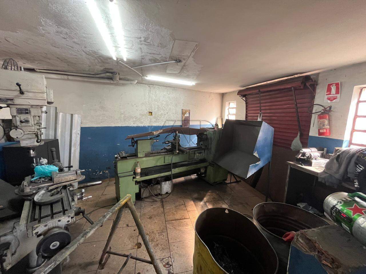 Barracão à venda no Areão: 