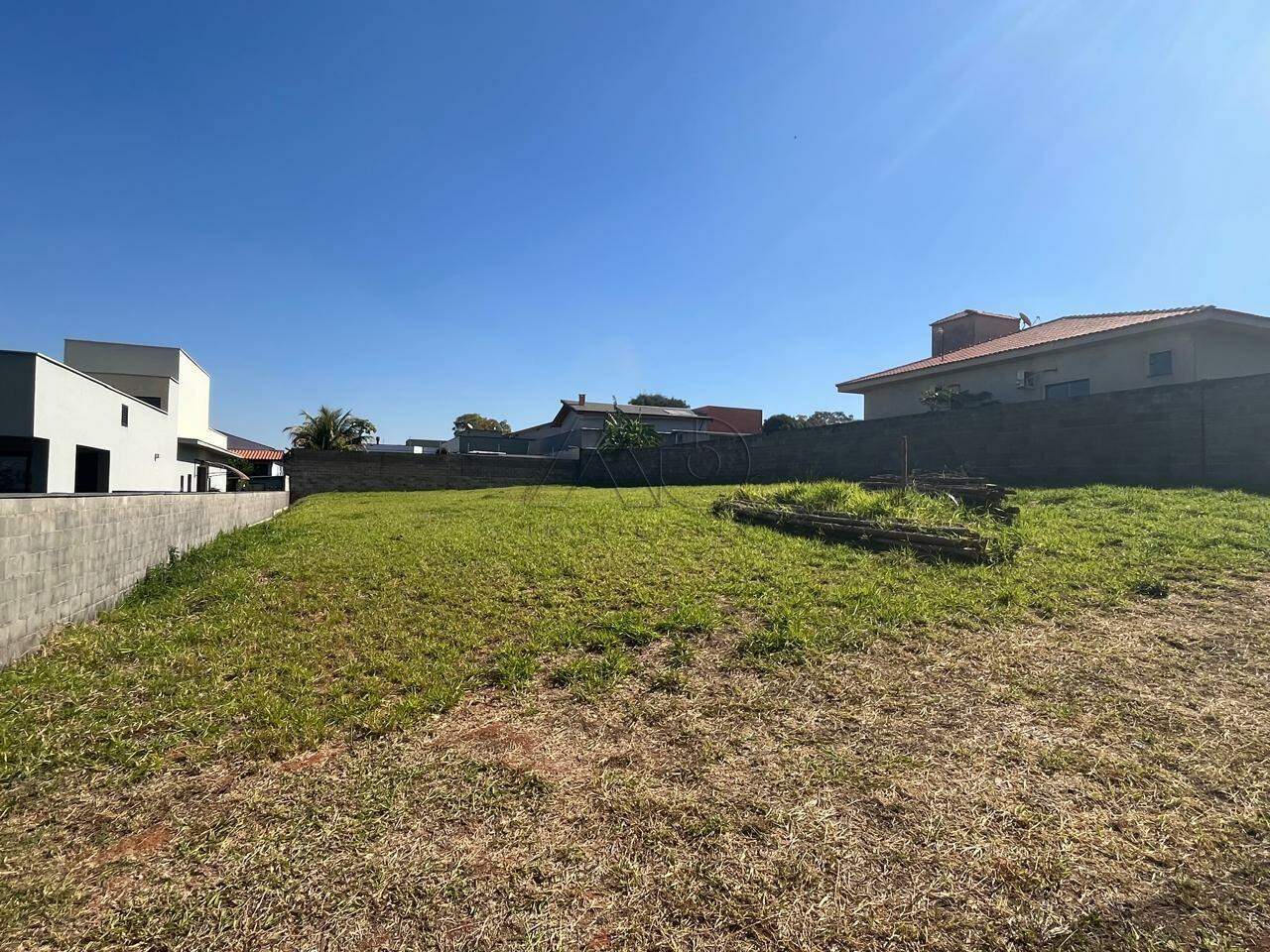 Terreno em Condomínio à venda no Recanto dos Universitários: 