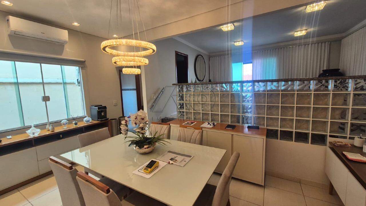 Casa à venda no CASTELINHO: 