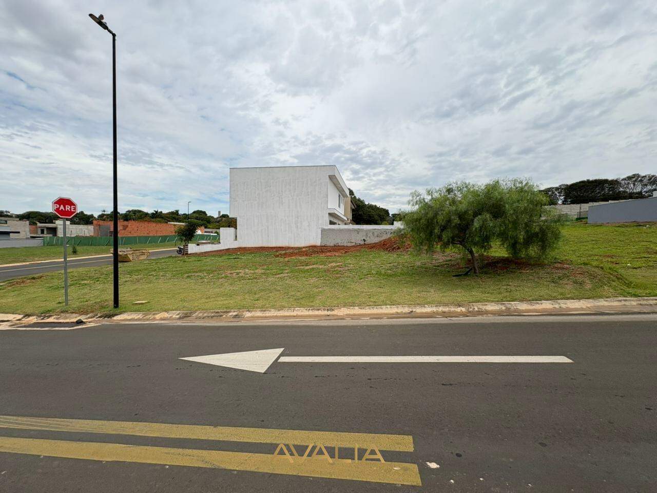 Lote em condomínio à venda no Jardim Villa Sapezal: 