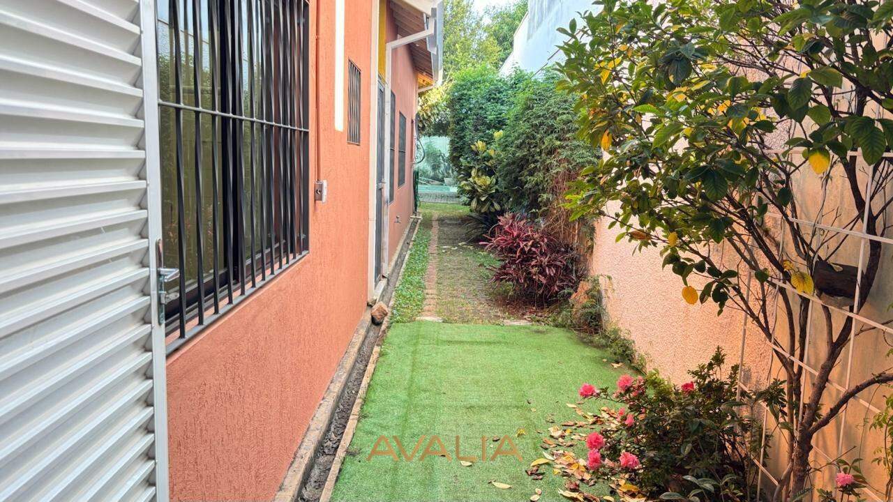 Casa à venda no Centro: CORREDOR LATERAL DA GARAGEM