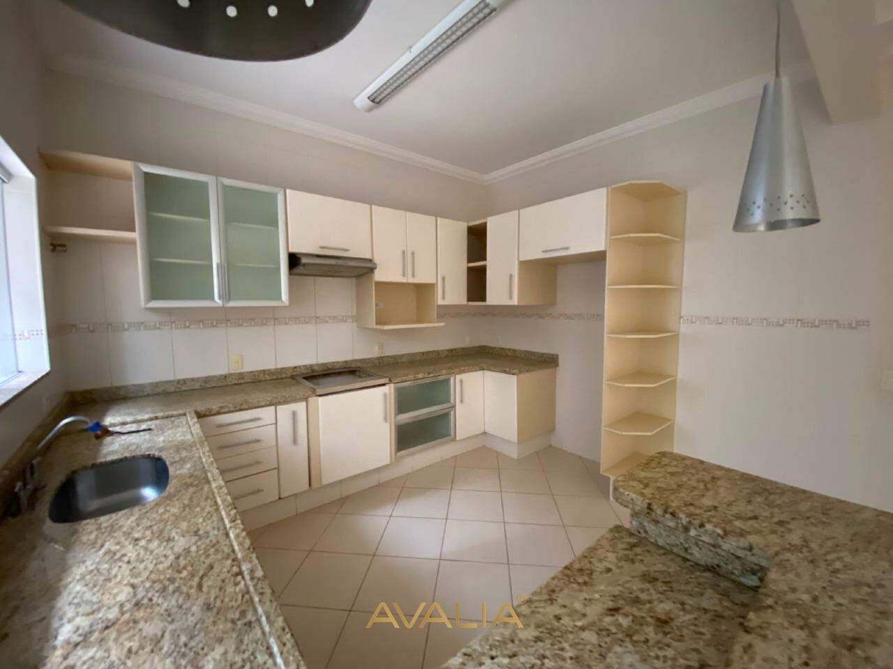 Casa em condomínio para aluguel no Portal das Acácias: 