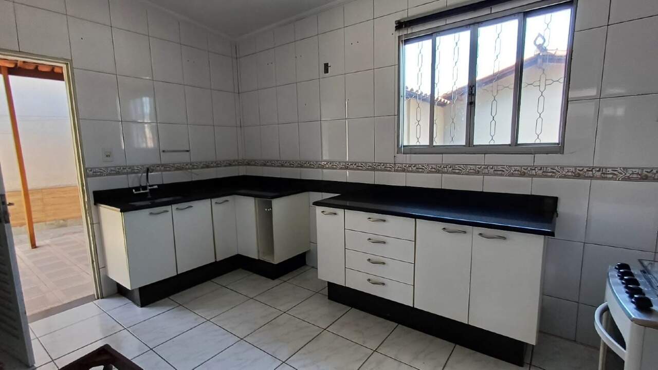 Casa para alugar com 3 quartos, 130m² - Foto 1