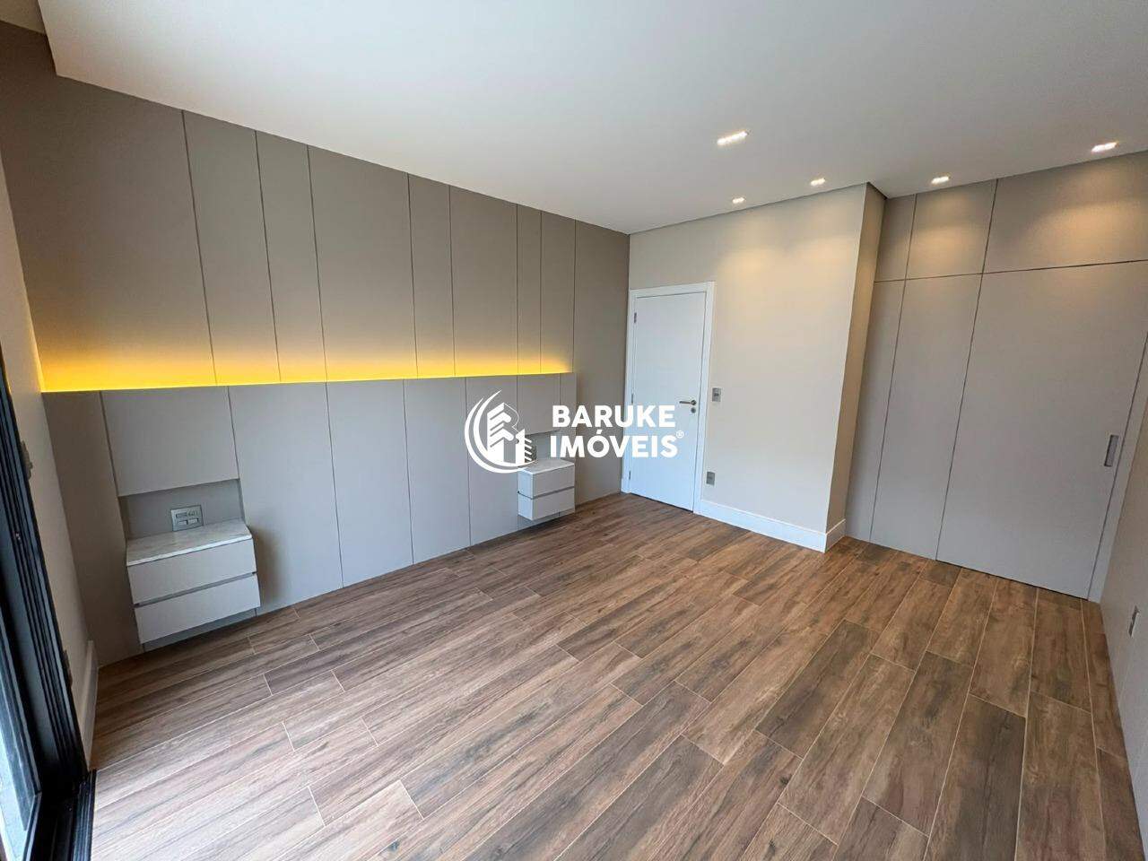 Casa de condomínio à venda no bairro JARDIM RESIDENCIAL SANTA CLARAIndaiatuba: 