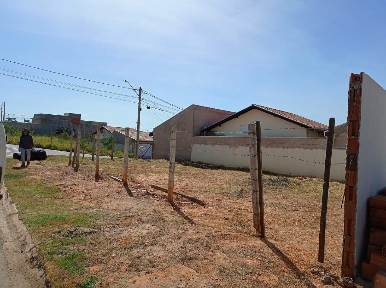 Terreno à venda no bairro Jardim dos TucanosIndaiatuba: Terreno Lado