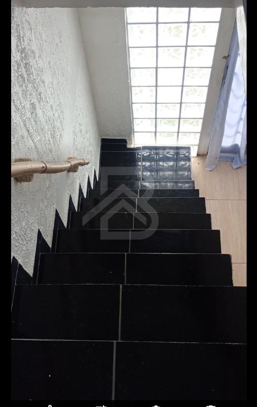 Casa para aluguel no Jardim Rodolfo Pirani: escada