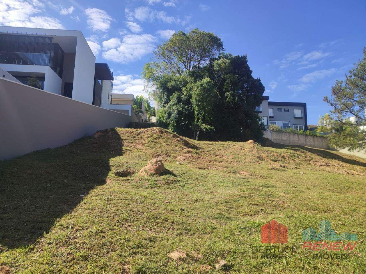 Terreno em condomínio à venda Condomínio Portal do Lago em Valinhos: 