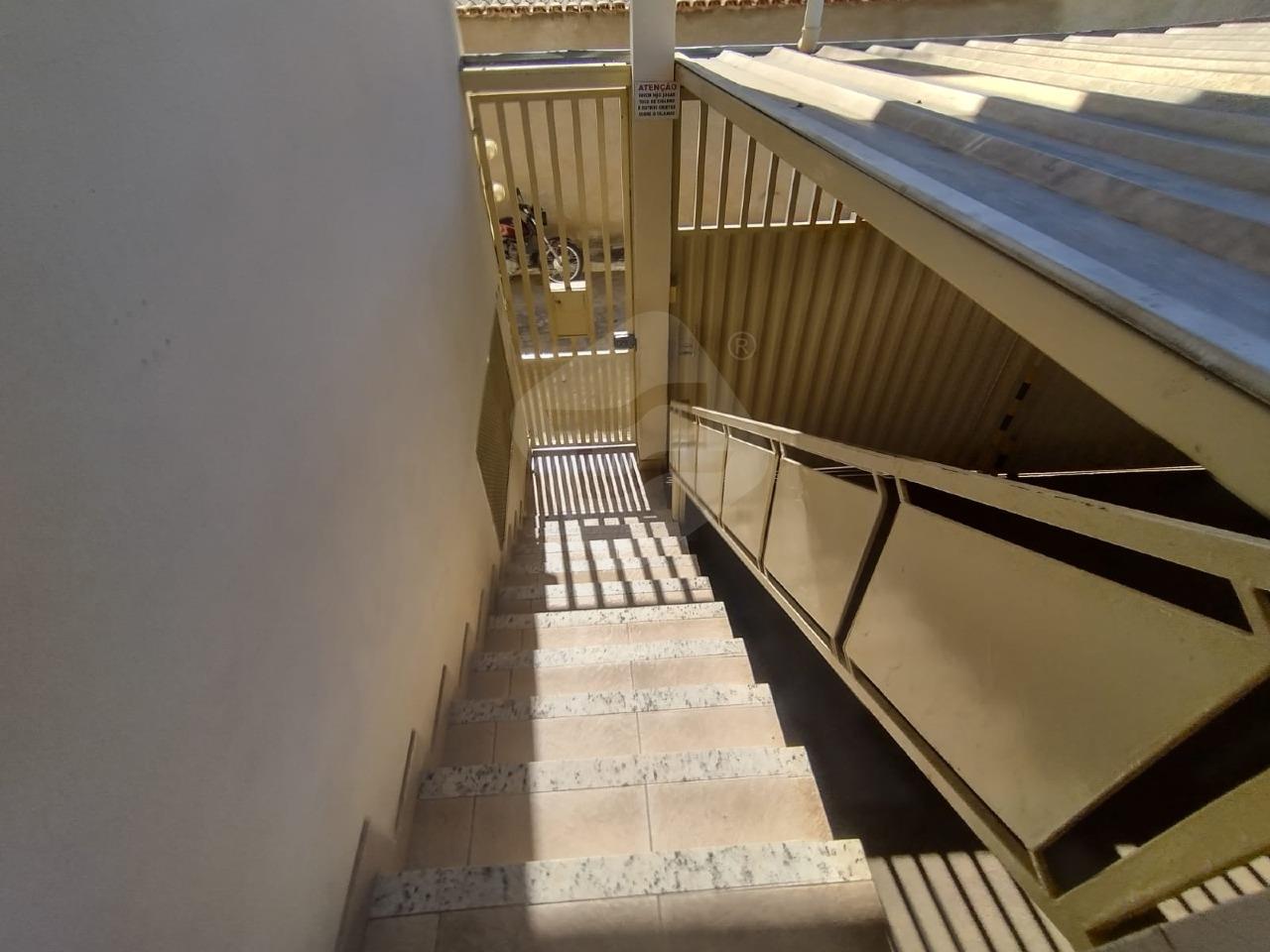 Kitnet para aluguel no Sagrada Familia: ESCADA