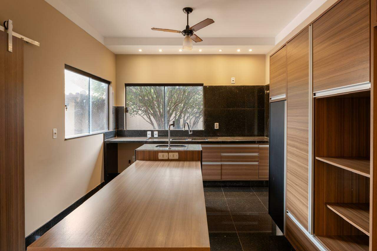 Excelente Casa com 1150 m2 de Terreno.