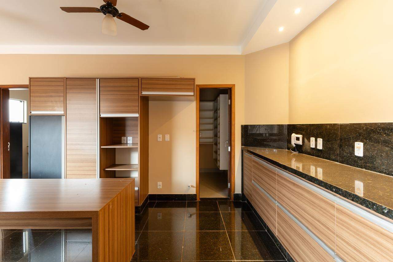 Excelente Casa com 1150 m2 de Terreno.