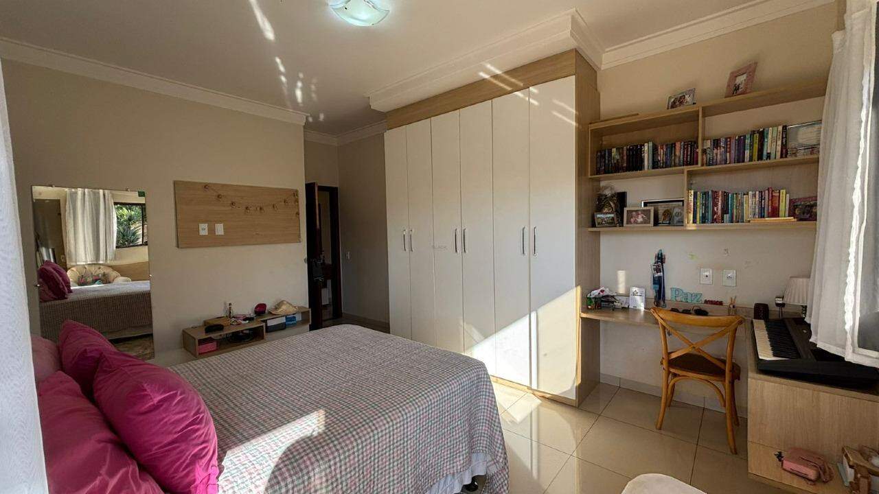 Residência espaçosa com lazer completo e amplo terreno - Foto 21