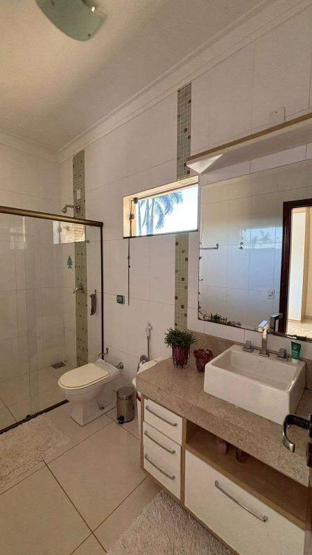 Residência espaçosa com lazer completo e amplo terreno - Foto 22