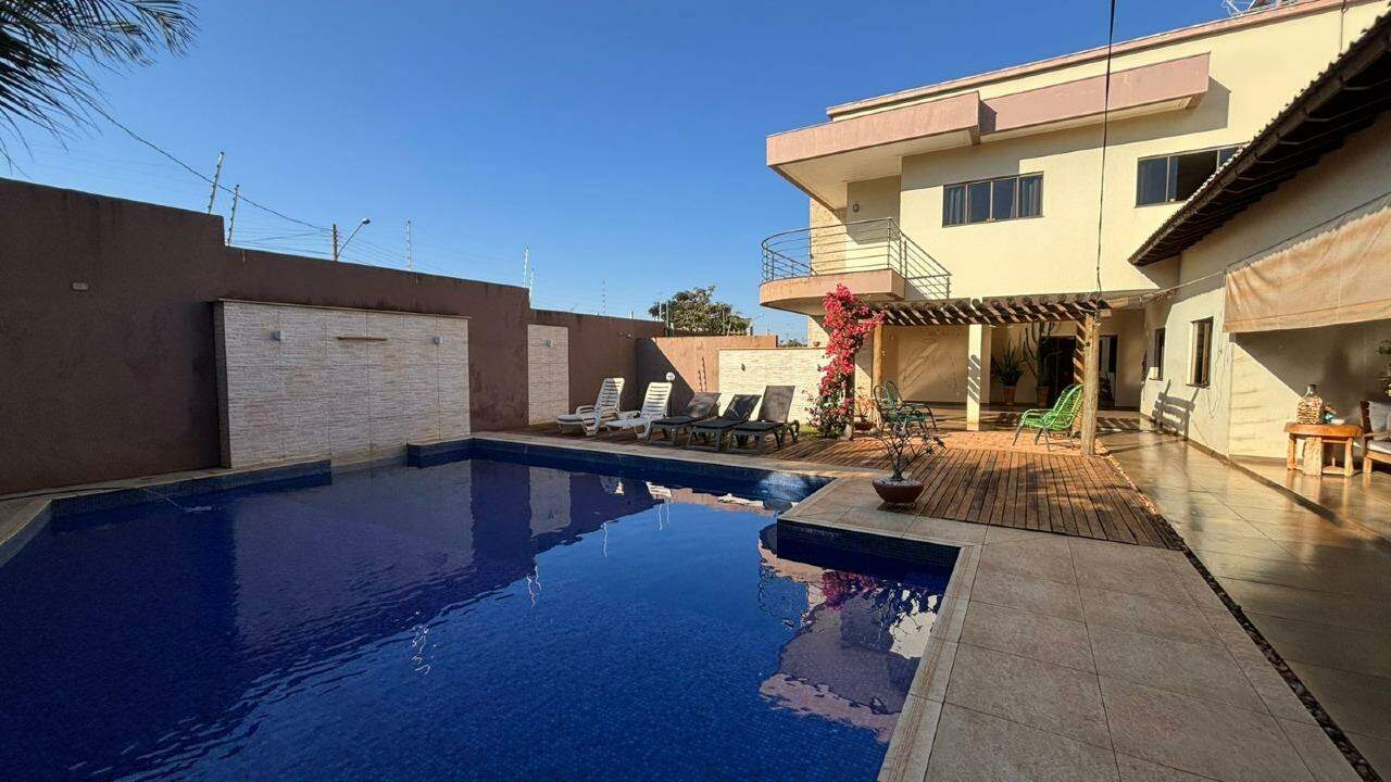 Residência espaçosa com lazer completo e amplo terreno - Foto 14
