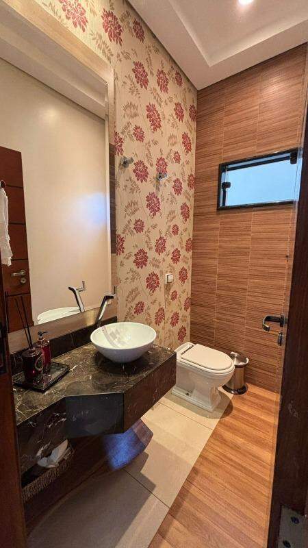 Residência espaçosa com lazer completo e amplo terreno - Foto 7