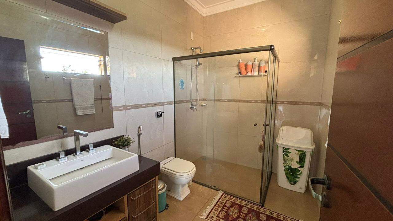 Residência espaçosa com lazer completo e amplo terreno - Foto 18