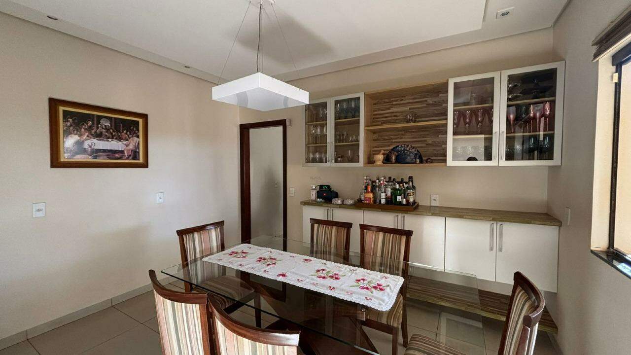 Residência espaçosa com lazer completo e amplo terreno - Foto 8