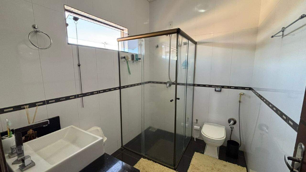 Residência espaçosa com lazer completo e amplo terreno - Foto 28