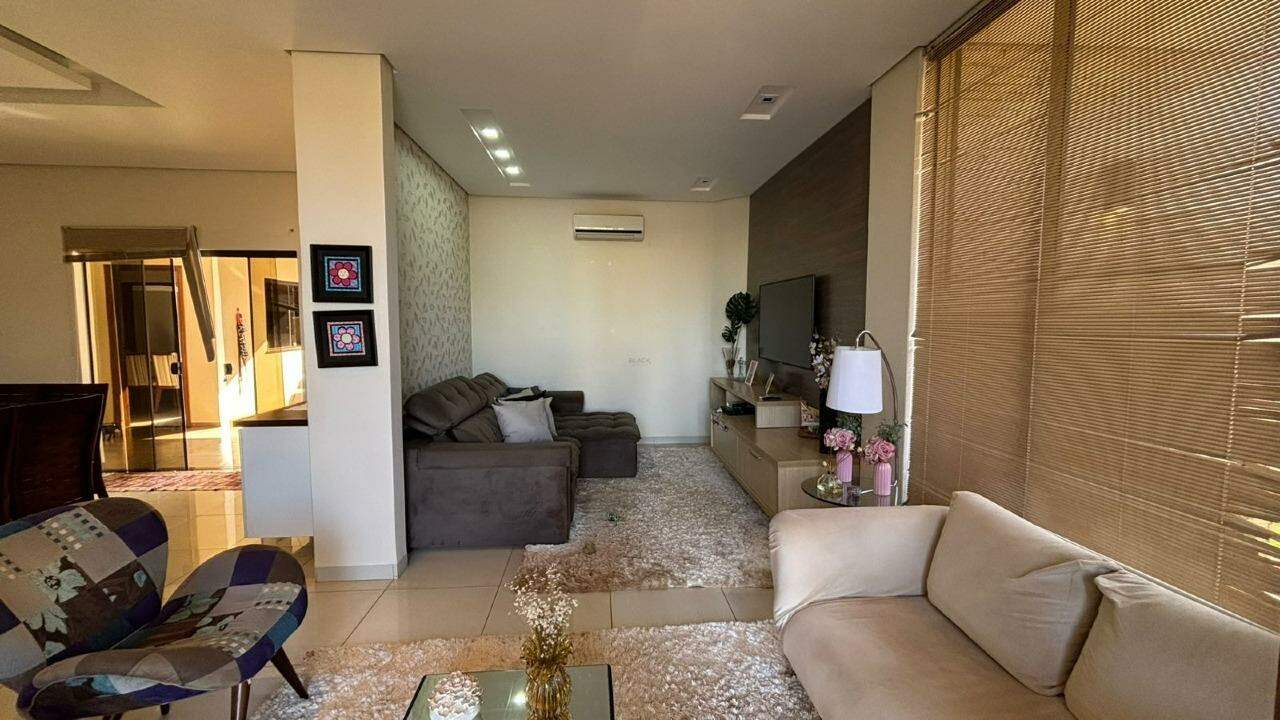 Residência espaçosa com lazer completo e amplo terreno - Foto 2