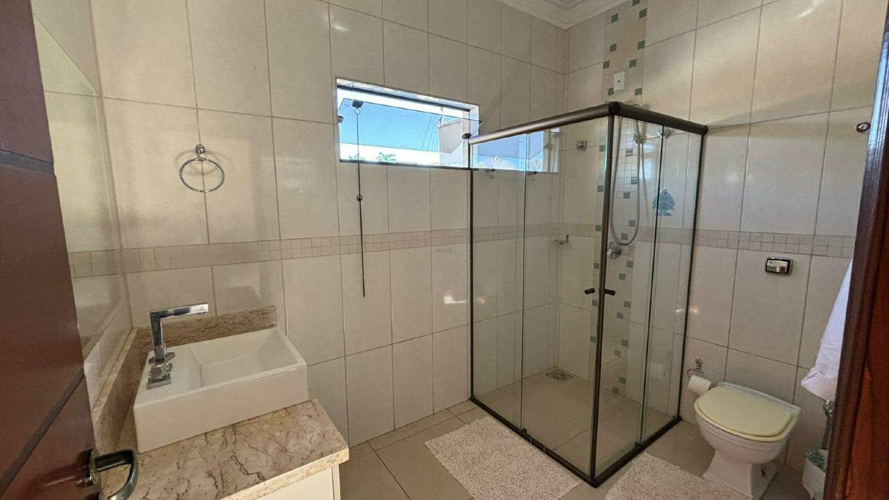 Residência espaçosa com lazer completo e amplo terreno - Foto 25