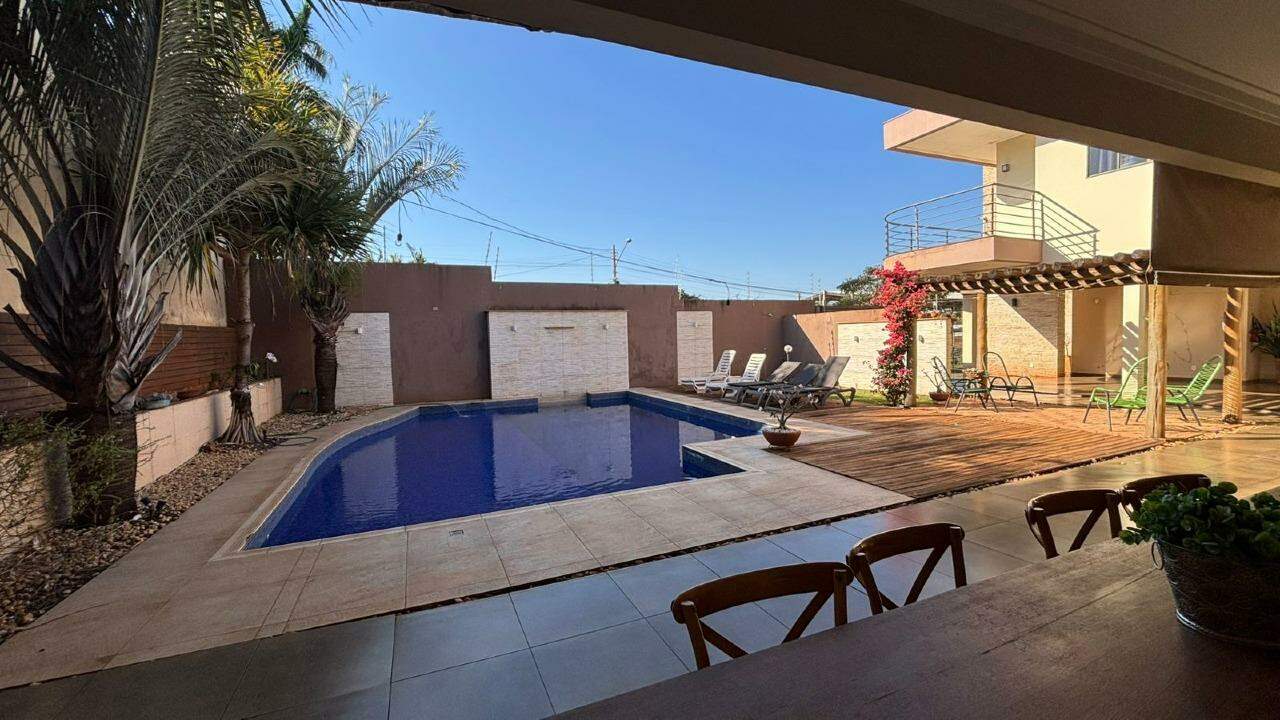 Residência espaçosa com lazer completo e amplo terreno - Foto 13