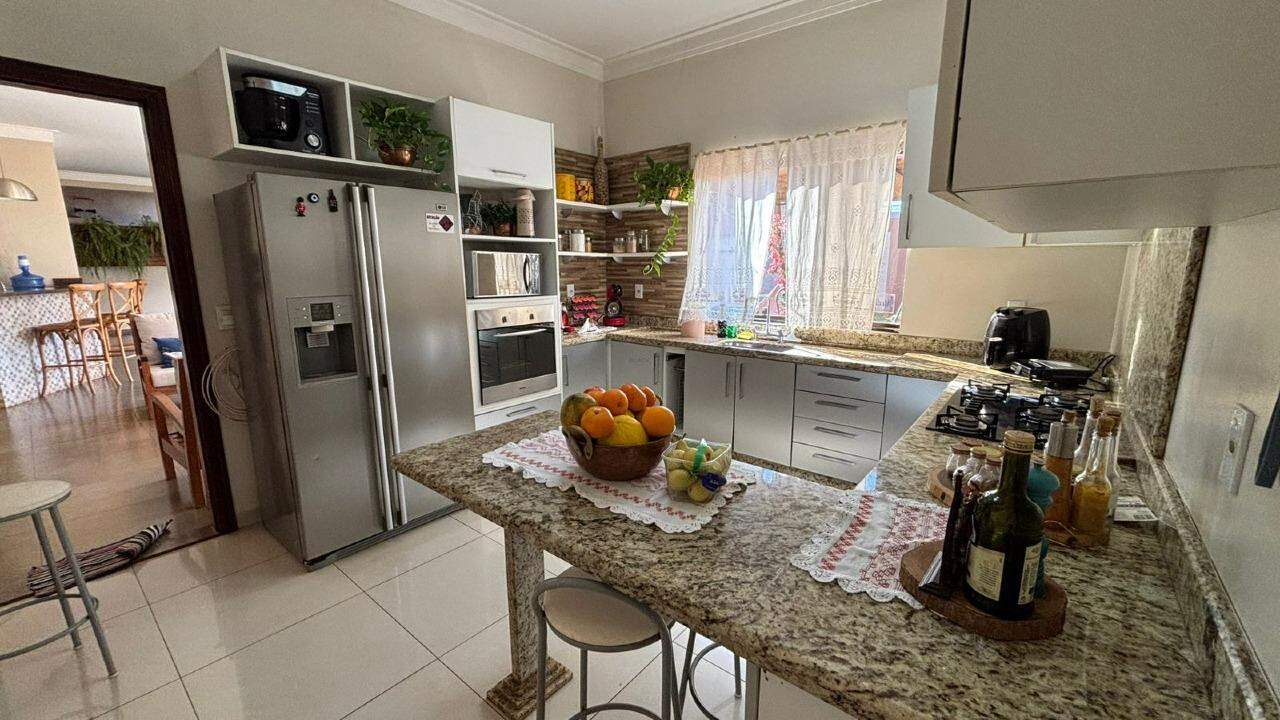 Residência espaçosa com lazer completo e amplo terreno - Foto 9