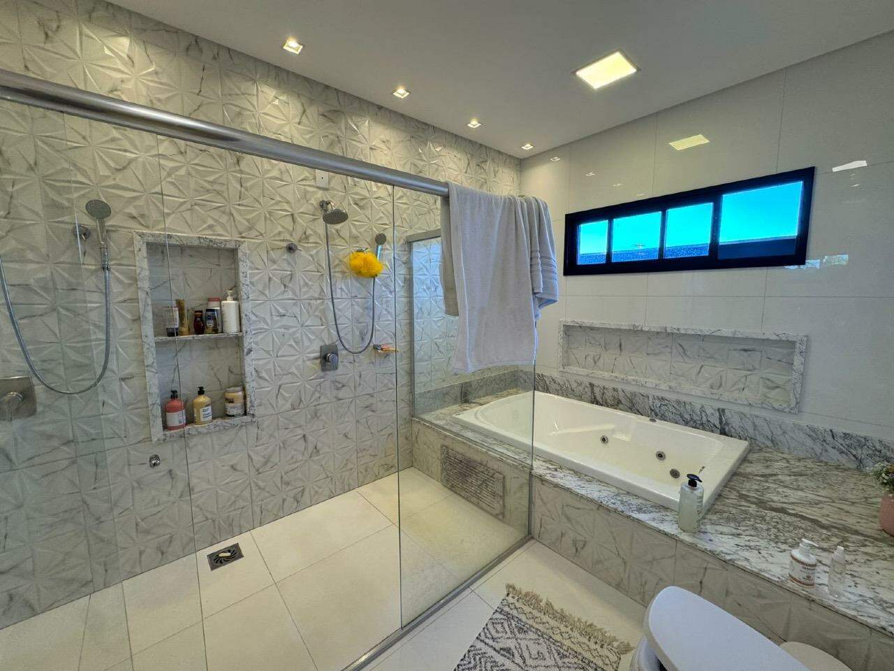 Excelente casa no Condomínio Goldon Park