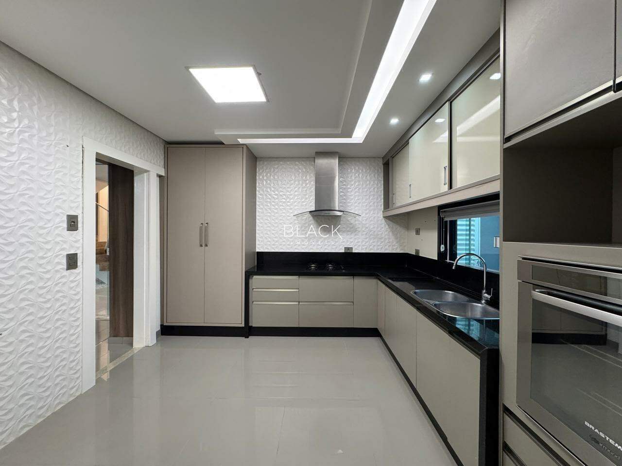 Sobrado à venda – Condomínio Parque Residencial Damha I