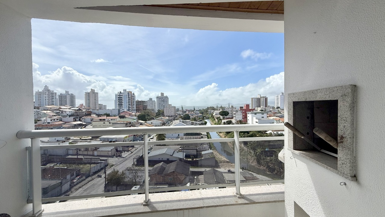Apartamento[ NumeroQuarto] Barreiros São José Mariana Costa Bento: Sacada com Churrasqueira