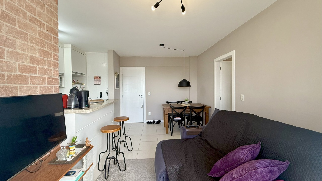 Apartamento[ NumeroQuarto] Barreiros São José Mariana Costa Bento: Living Integrado