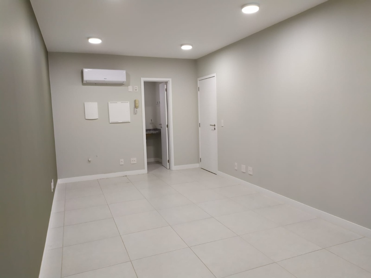 Salas/Conjuntos[ NumeroQuarto] Trindade Florianópolis The Place Office: 