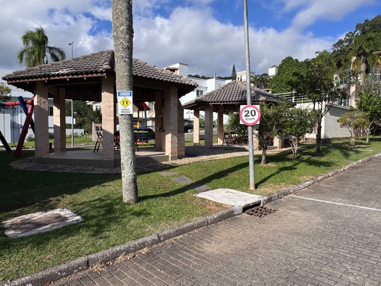 Casa em Condomínio[ NumeroQuarto] Córrego Grande Florianópolis : 