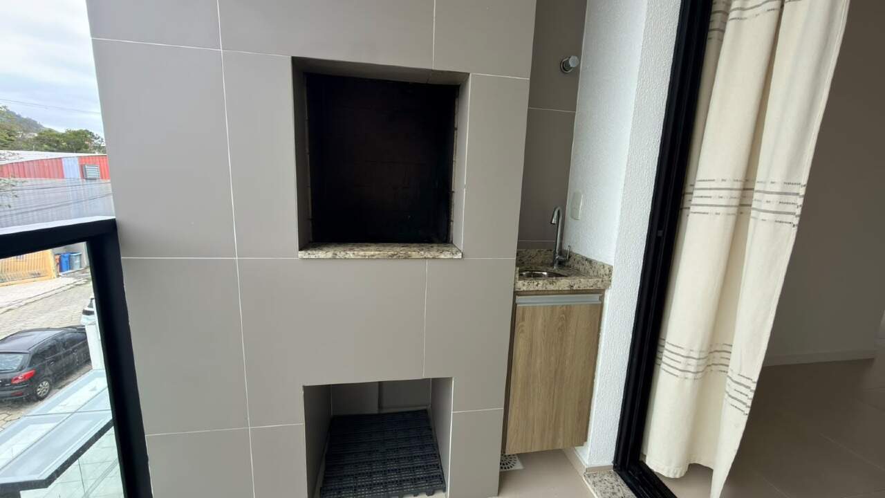 Apartamento 2 quartos em Trindade, Florianópolis | Contemporâneo : sacada com churrasqueira