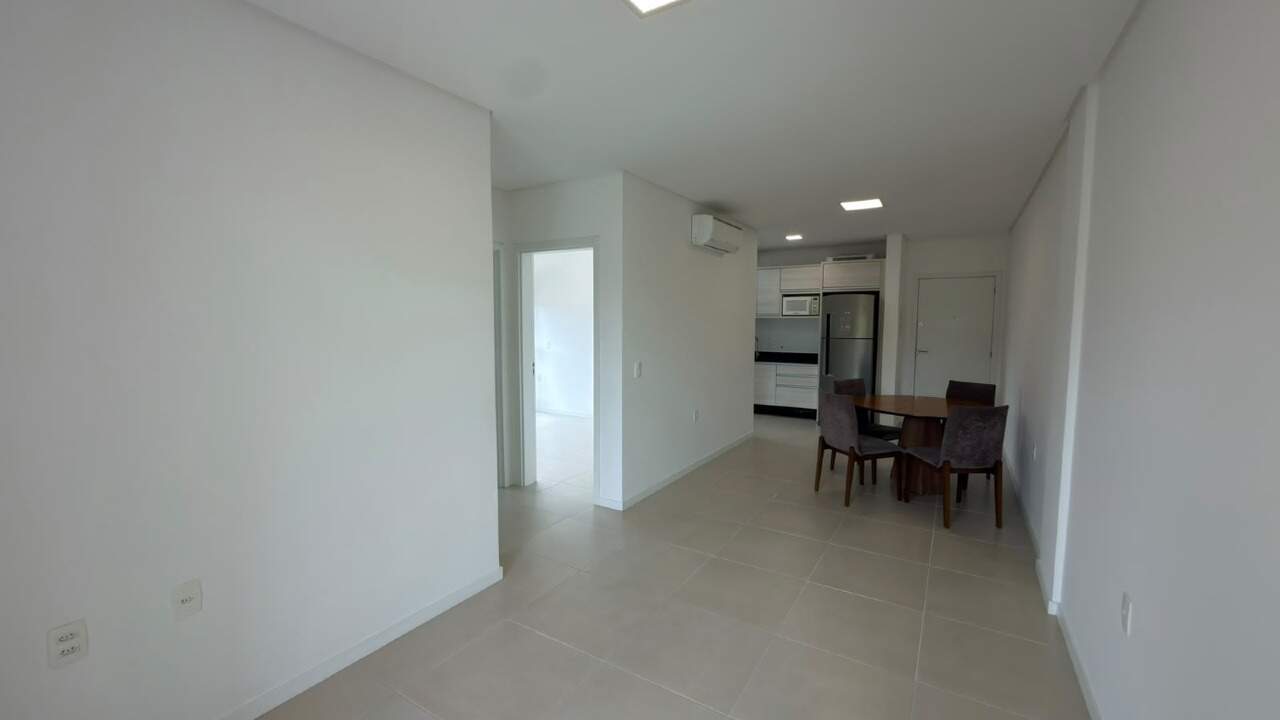 Apartamento 2 quartos em Trindade, Florianópolis | Contemporâneo : sala estar e jantar