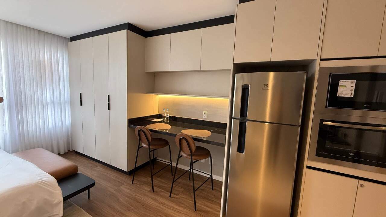 Studio 1 quarto em Centro, Florianópolis | Downtown Smart Studios: Cozinha / Dormitório