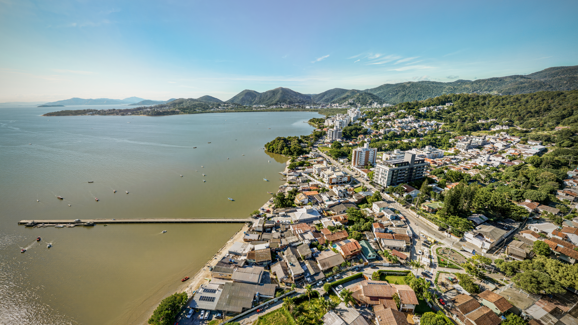Vista aérea do bairro João Paulo e da Baía Norte em Florianópolis