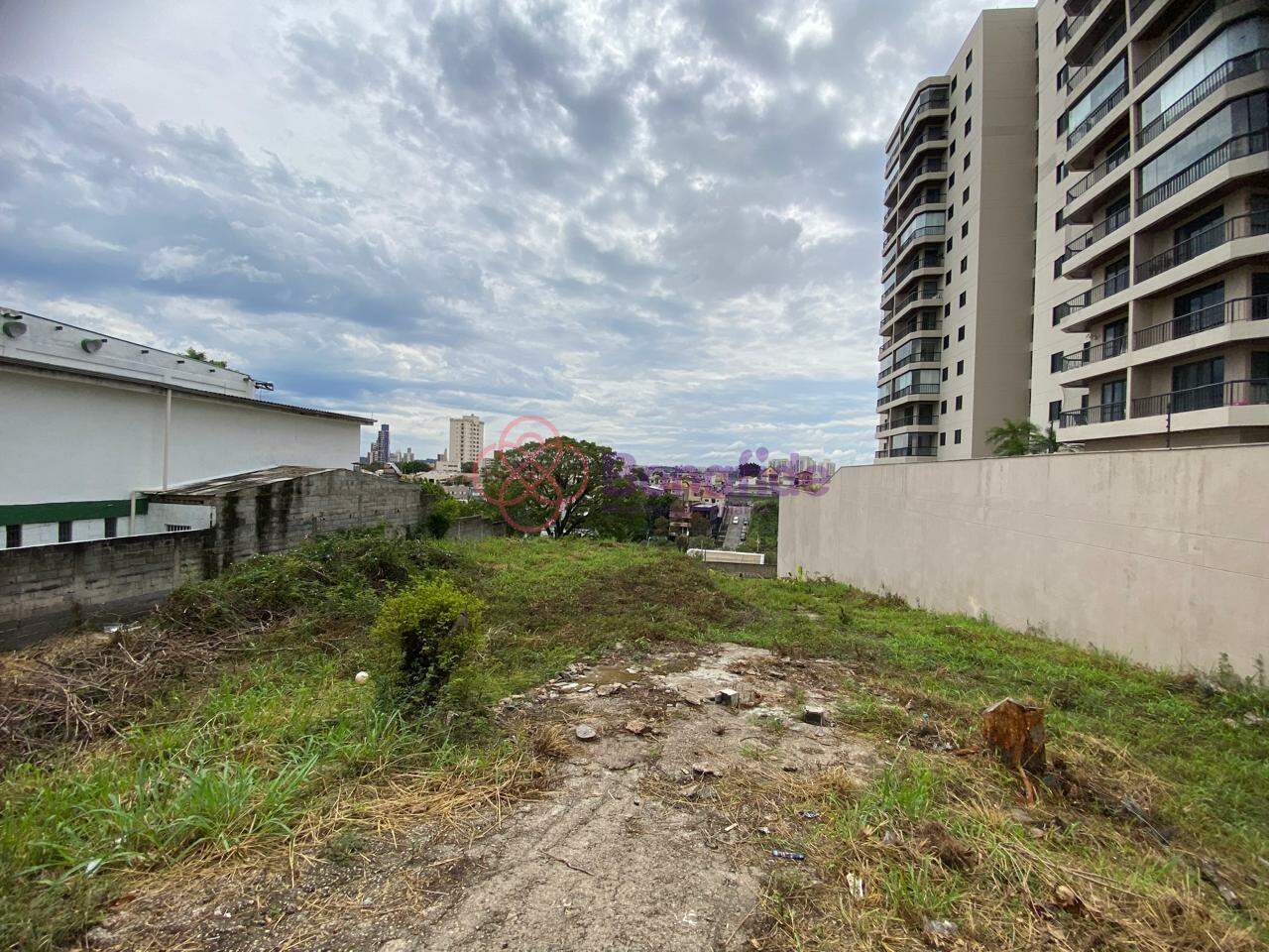 Terreno à venda no Anhangabaú: 