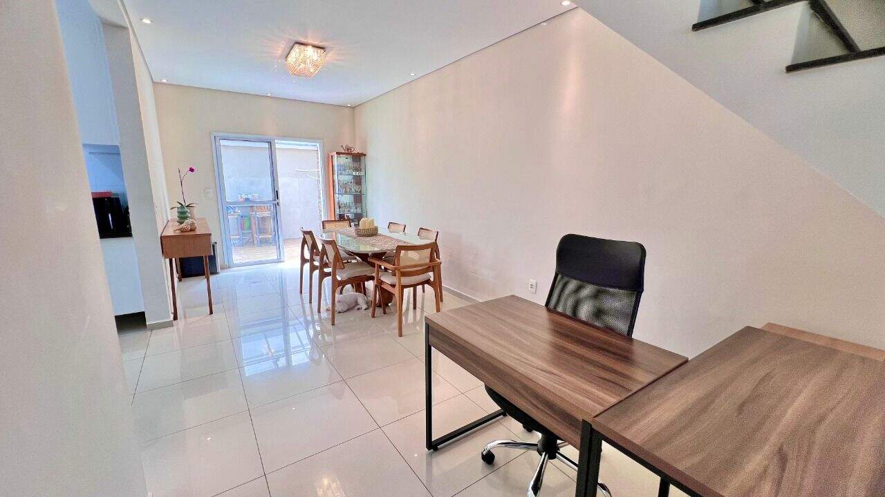 Sobrado à venda no Jardim Carolina: 