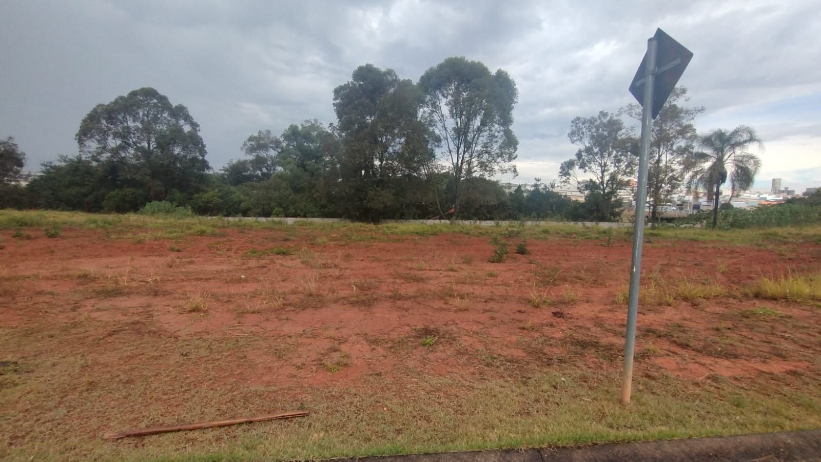 Terreno à venda no Jardim Primavera: 