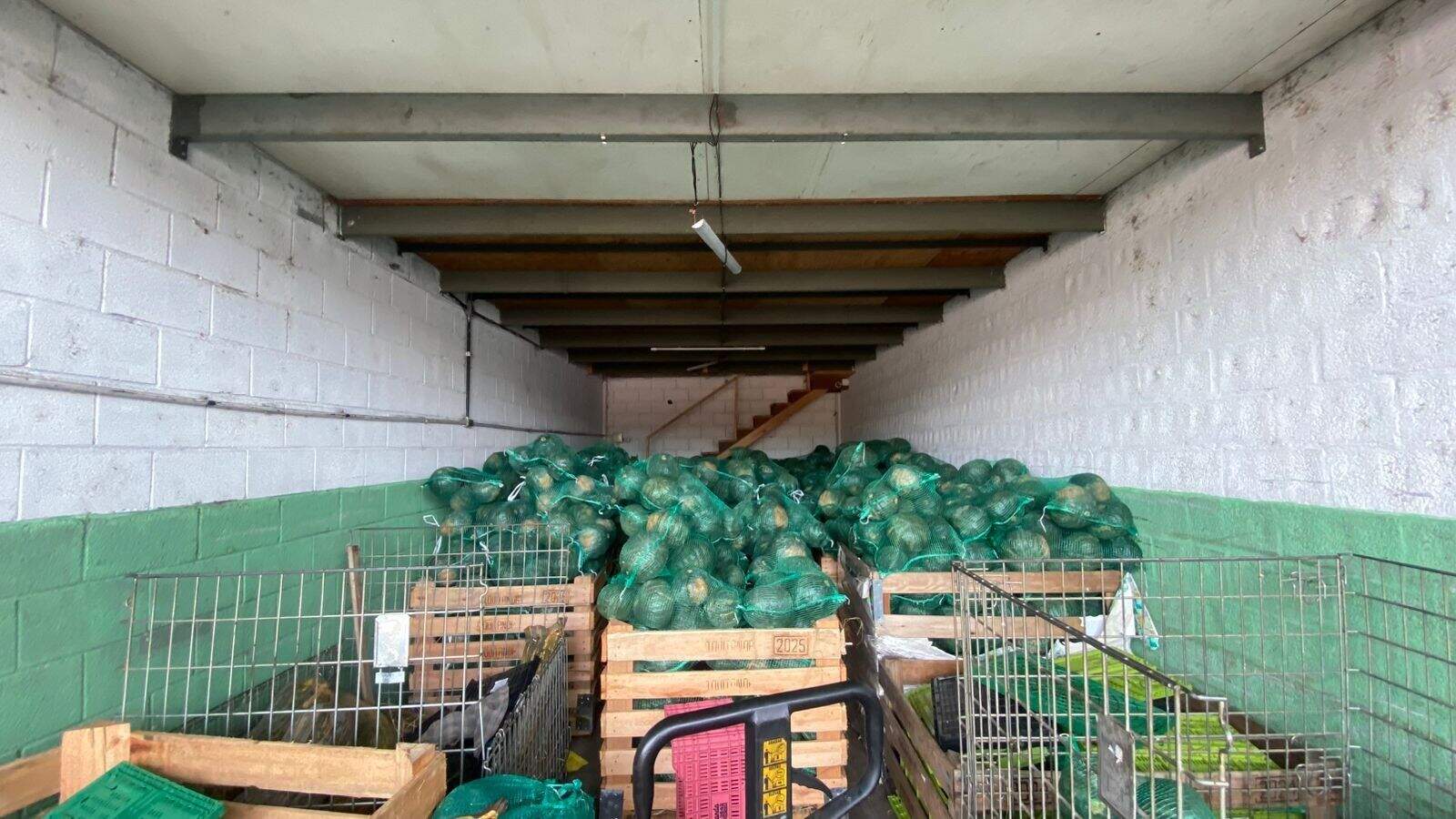 Box/Garagem para aluguel no Engordadouro: 