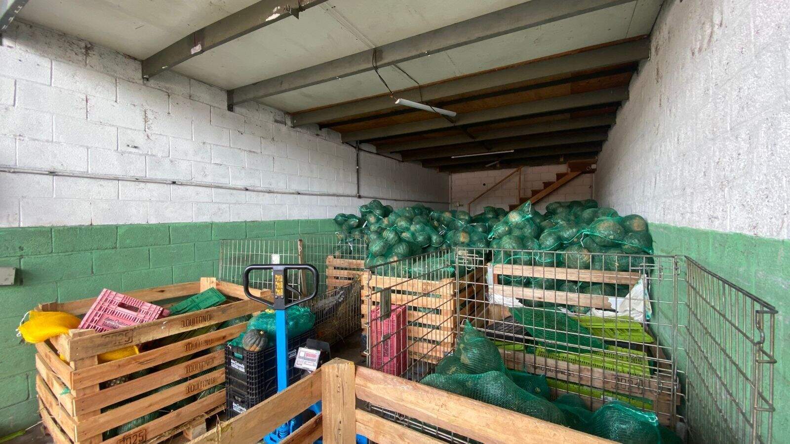 Box/Garagem para aluguel no Engordadouro: 