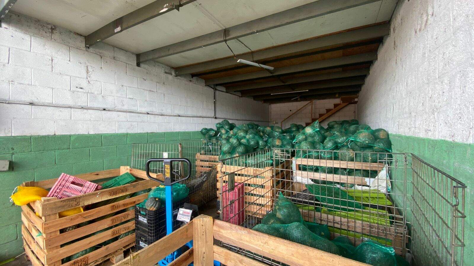 Box/Garagem para aluguel no Engordadouro: 