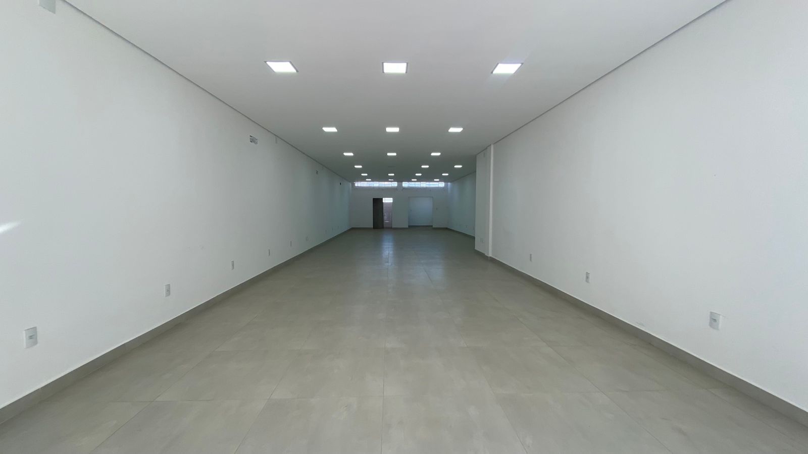 Salão para aluguel no Vila Rami: 