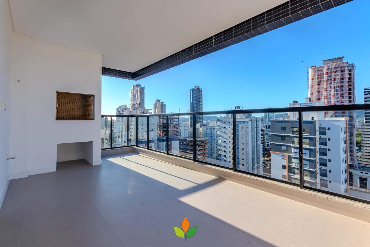 Cobertura à venda no Meia Praia: 