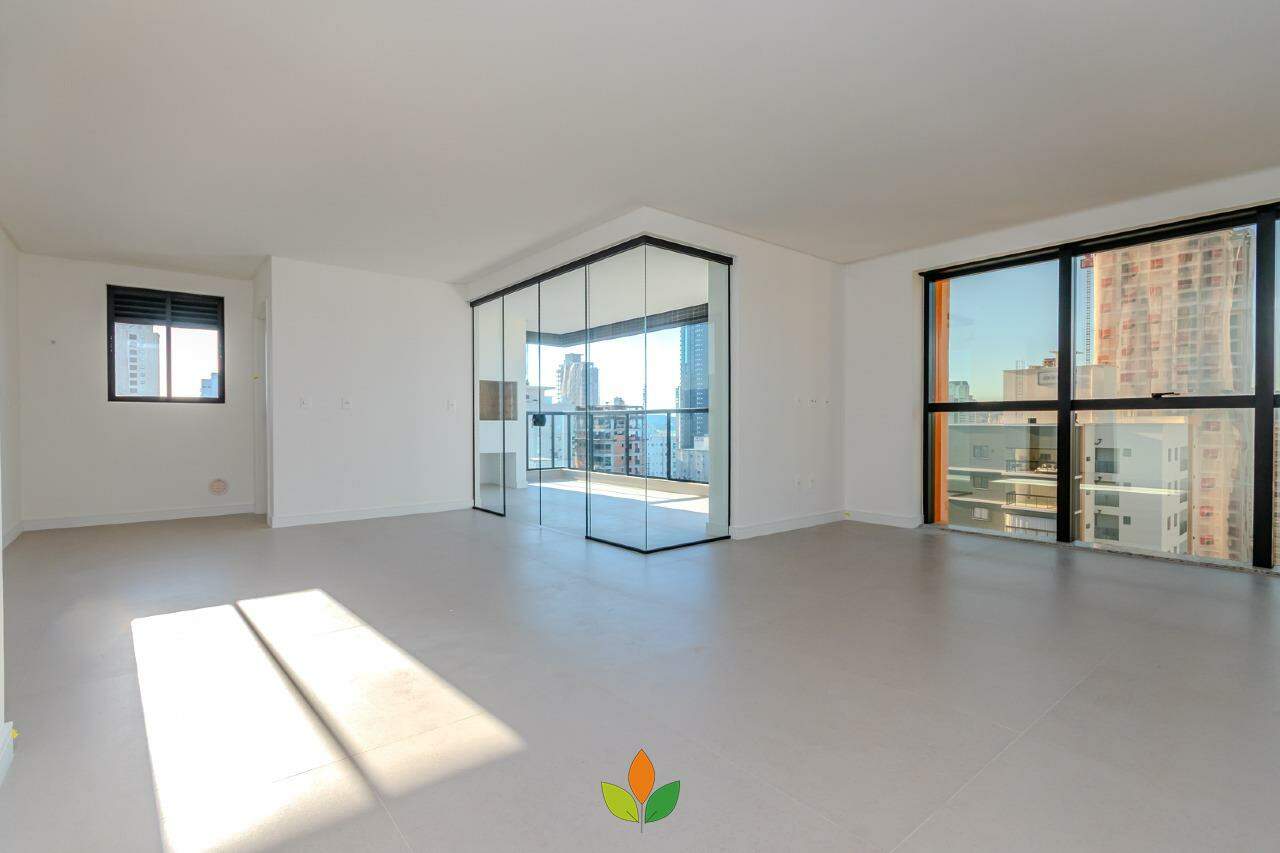 Cobertura à venda no Meia Praia: 