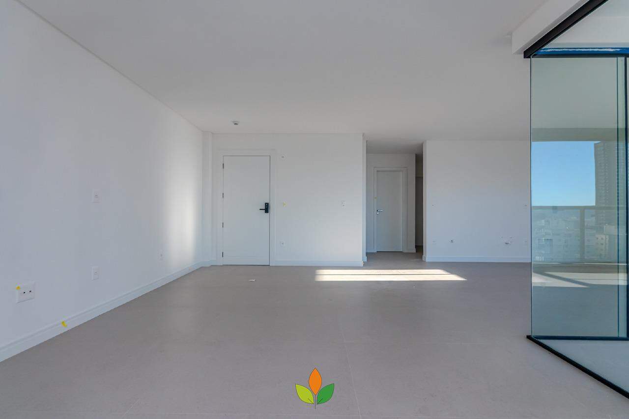 Cobertura à venda no Meia Praia: 